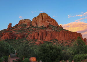 Красные скалы днем.