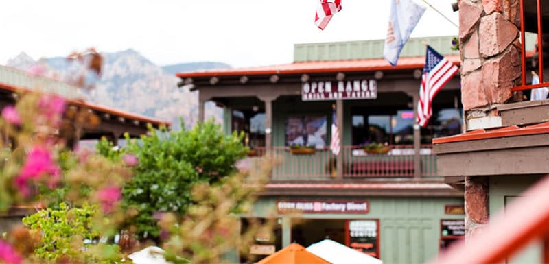 Дома с флагами.